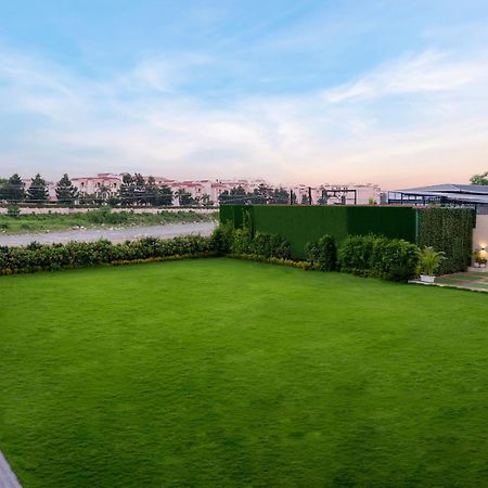 Clarion Hotel Дехрадун Екстериор снимка