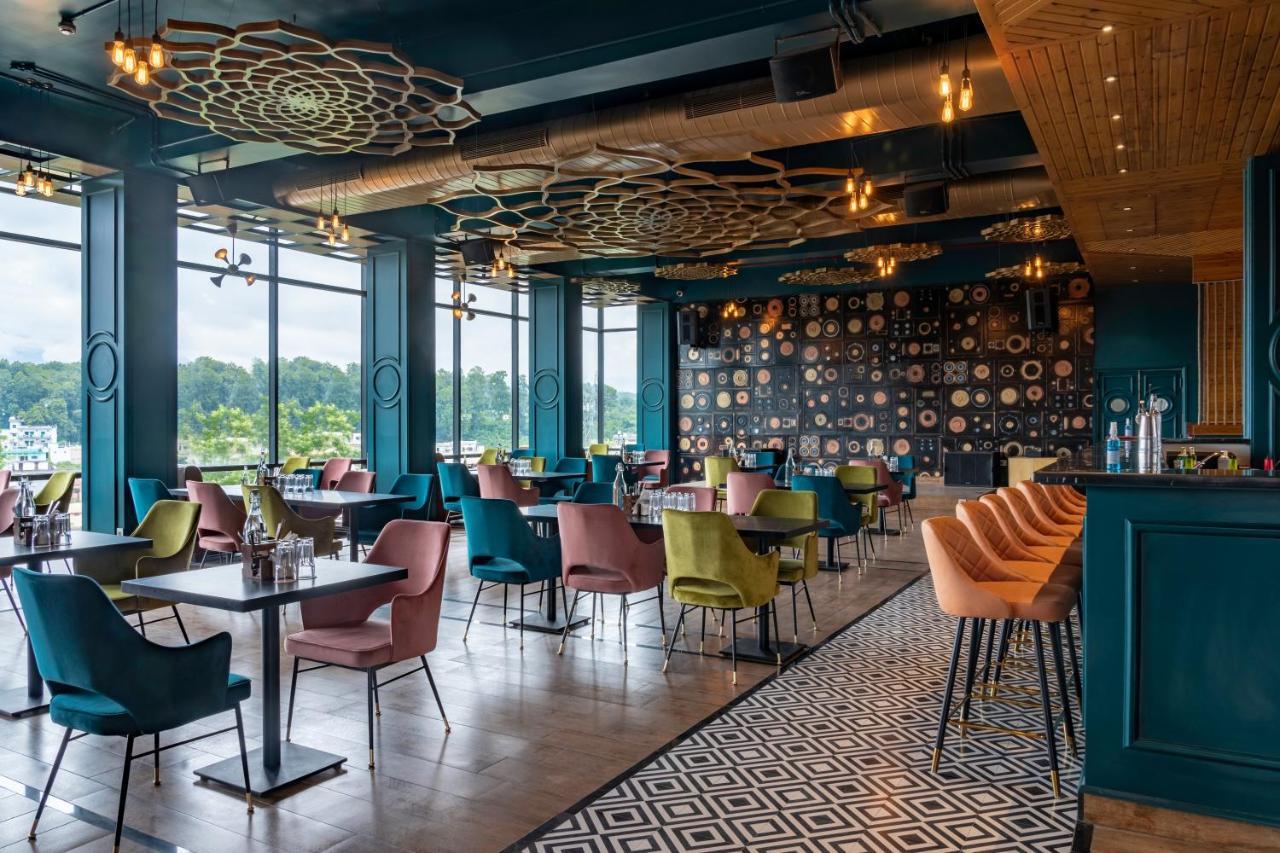 Clarion Hotel Дехрадун Екстериор снимка
