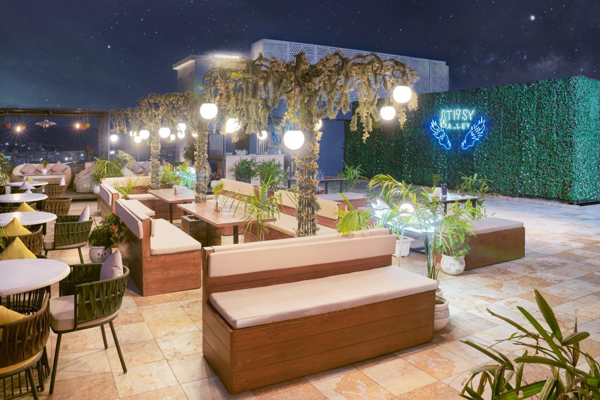 Clarion Hotel Дехрадун Екстериор снимка