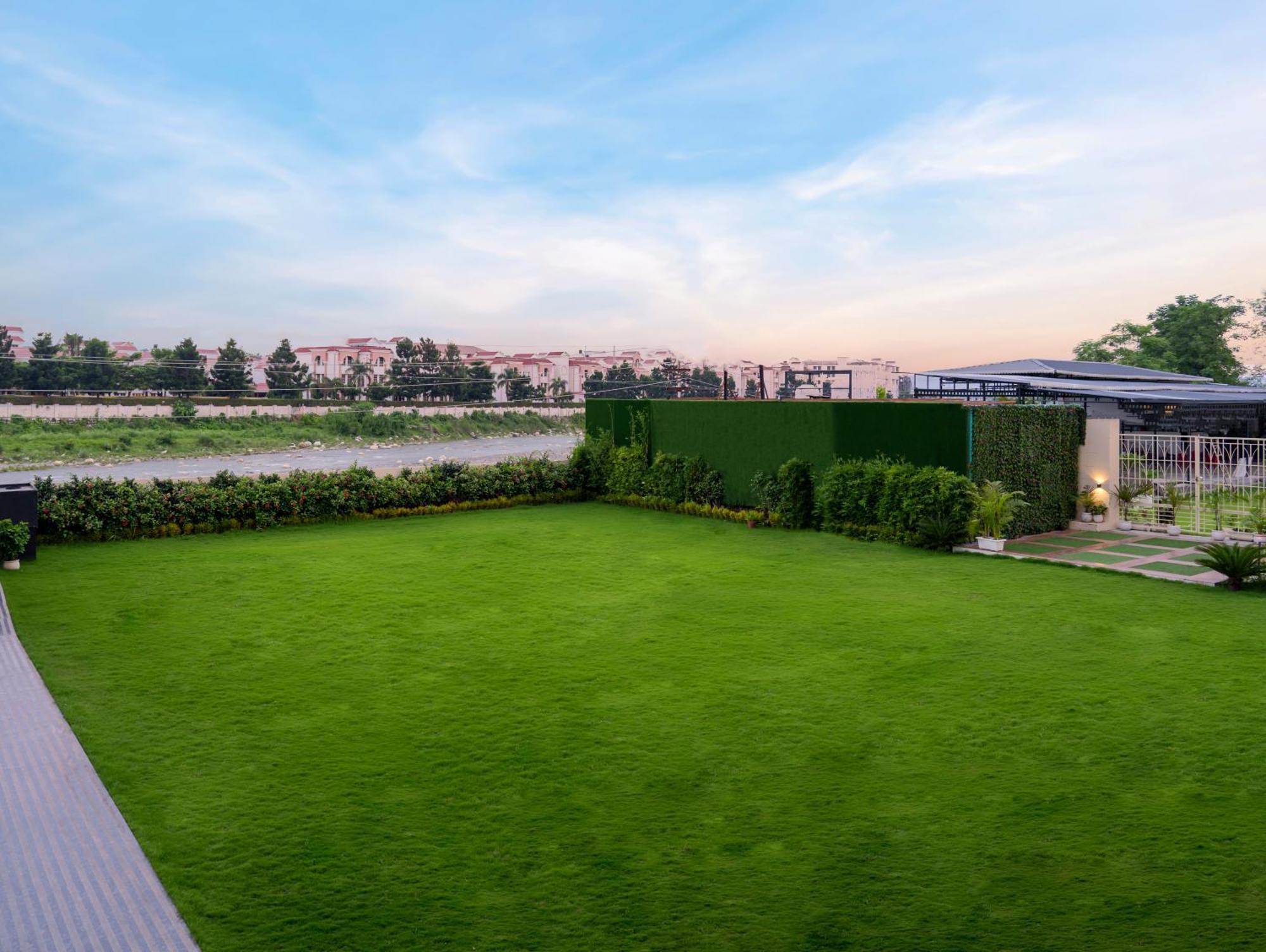 Clarion Hotel Дехрадун Екстериор снимка